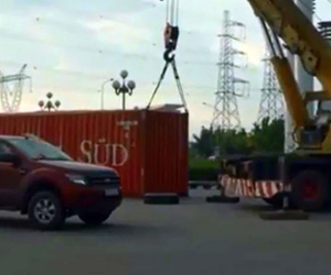 Xe đầu kéo đang chạy bất ngờ rơi thùng container, nhiều người may mắn thoát nạn