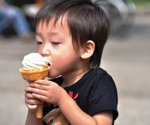 Bà nuông chiều cho cháu 2 tuổi ăn kem mỗi ngày, bố mẹ bàng hoàng khi đưa con đi khám