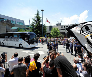 Fan Juventus chào đón dàn cầu thủ trở về Turin