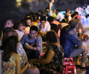 Hà Nội nắng nóng 41 độ, giải khát cháy hàng, mở cửa đến khuya