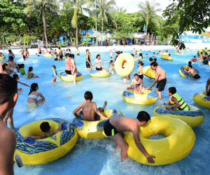 Người Hà Nội đổ đến hồ bơi giải nhiệt