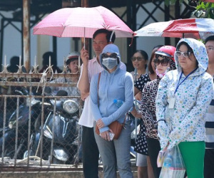 Phụ huynh căng sức đợi con thi dưới "siêu nóng" 45 độ