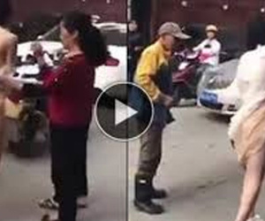 Cô gái bị xé toạc váy áo giữa phố vì tai nạn bất ngờ