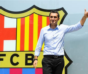 Đón tân HLV Valverde, sao Barca “dìm” thầy cũ Enrique