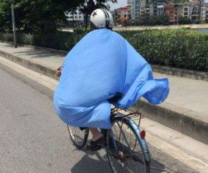 Muôn kiểu chống nóng “cực độc” của người Hà Nội trong đợt nắng kỷ lục