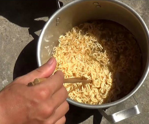 Nắng nóng đỉnh điểm, người Hà Nội không cần bếp vẫn chiên trứng, nấu mì