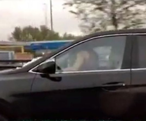 Cặp đôi vừa làm "chuyện ấy" trên ô tô vừa lái xe với vận tốc 70km/h