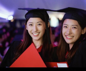 Cặp song sinh 23 tuổi xinh đẹp cùng tốt nghiệp ĐH Harvard danh tiếng
