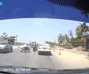 Clip: Pha sang đường "ngoằn ngoèo" của xe ba gác khiến hàng loạt ô tô hoảng sợ