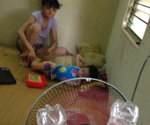 Công nhân vật vã trong phòng trọ 10m2 trong đợt nắng nóng