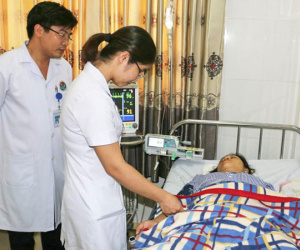 Cứu mẹ con thai phụ bị rau tiền đạo cài răng lược xuyên bàng quang