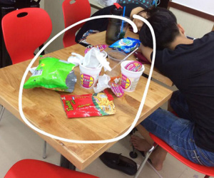 Hà Nội: Choáng trước cảnh nam thanh nữ tú ăn, ngủ la liệt trong cửa hàng tiện lợi