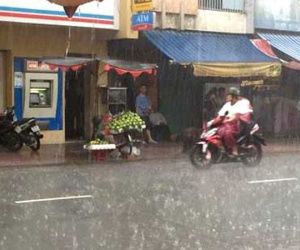 Nhiều quận ở trung tâm Sài Gòn mưa mù mịt