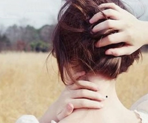 Nốt ruồi đằng sau gáy tốt hay xấu?