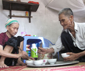 Ông điếc bà mù mỗi bữa ăn chỉ 5.000 đồng vẫn yêu thương, chiều chuộng nhau