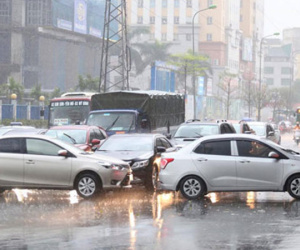 Mưa lớn ở trung tâm Hà Nội sau 5 ngày nóng kỷ lục