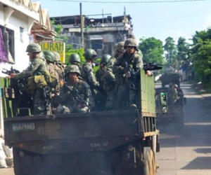 Dân đói lả kể về nỗi khiếp sợ ở Marawi