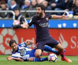 Đánh nhà báo trên máy bay, sao Barca bít cửa lên tuyển