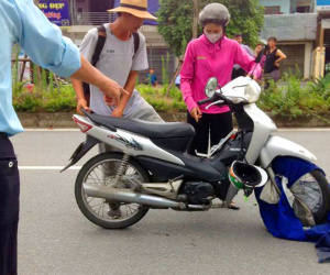 Hi hữu: Ngã sấp mặt vì áo mưa cuốn vào bánh xe