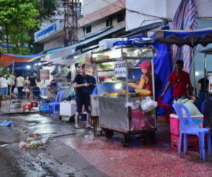 Sau dọn vỉa hè lại cho... thu phí!