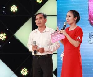 Cảm động anh bán vé số thi hát kiếm tiền giúp cụ bà neo đơn