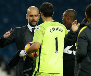 CĐV Man City muốn Pep Guardiola bán Claudio Bravo