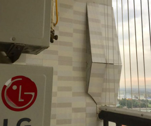 Hà Nội: Chủ nhà "hú hồn" sau cơn giông phát hiện tảng ốp tường suýt rơi xuống đầu