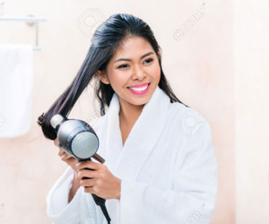 Hầu hết các cô gái đều sấy tóc sai cách mà không hề biết