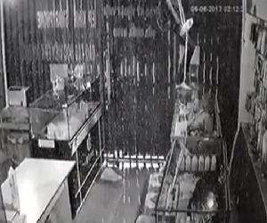 Kẻ trộm đu dây như xiếc vào cửa hàng điện thoại