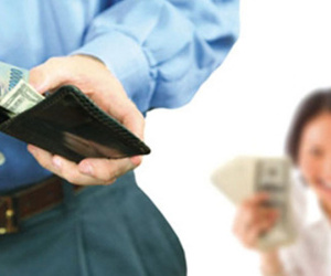 Nghiên cứu nói rằng: Chồng càng nộp nhiều lương cho vợ, gia đình càng hạnh phúc