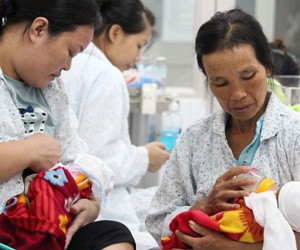 Người mẹ khóc suốt nửa tháng trời chỉ mong gặp hai con gái sinh non ở tháng thứ 6