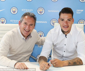 Thủ môn đắt giá thứ nhì thế giới đã cập bến Man City