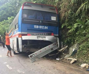 Xe 45 chỗ chở học sinh gặp nạn: Lái xe chủ động đâm vách núi