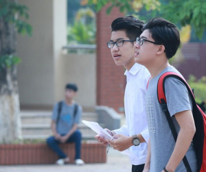 "2h đêm tỉnh dậy thấy cháu vẫn ngồi giải đề toán, tôi chỉ chực khóc"