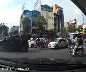 Hành động trả đũa của người đàn ông sau khi vượt đèn đỏ khiến người xem bức xúc