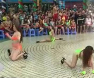 Mặc bikini nhảy phản cảm đang trở thành trào lưu trong giới trẻ?