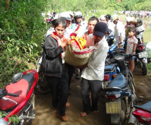 Người nhái tìm 2 học sinh đuối nước khi đi tắm thác