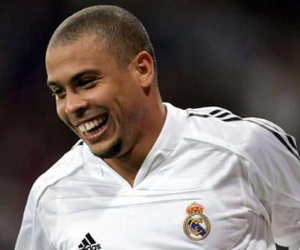 Ronaldo béo trở lại đá bóng, khoác áo Real sau 6 năm