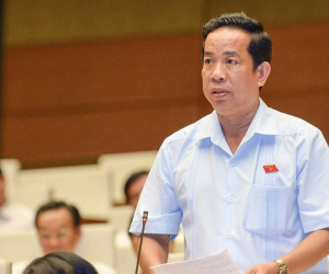 Trong bụng mẹ thì chạy chỗ sinh đẻ, phạm pháp thì chạy khỏi Tổ quốc