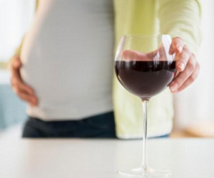Uống rượu khi mang thai làm biến đổi khuôn mặt trẻ sơ sinh