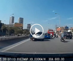 Video: Vụ tai nạn hy hữu ở Hà Nội khiến nam thanh niên bay qua dải phân cách