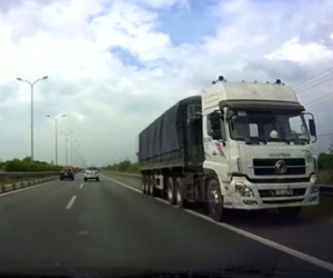 Hai ôtô chạy ngược chiều vào cao tốc Long Thành bị "cấm cửa"
