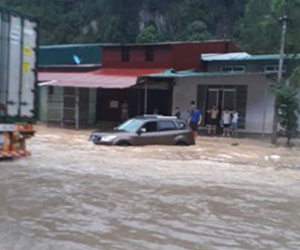 Mưa lớn, cửa khẩu Tân Thanh ngập trong biển nước