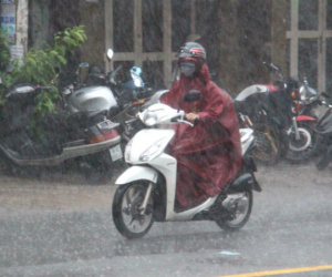 Mưa như trút nước tại nhiều quận, huyện ở Sài Gòn