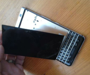 Nghi vấn màn hình của BlackBerry KeyOne dễ bị bung nắp
