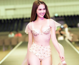 Ngọc Trinh mặc nội y catwalk trên sàn tập "Đêm hội chân dài"