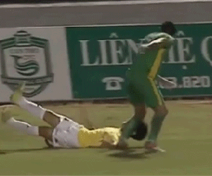 Tuyển thủ U20 Việt Nam bị giẫm đạp ở V-League