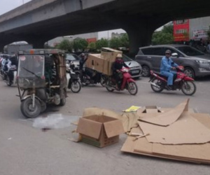 Xe ba bánh lật đè chết người đàn ông giữa phố Hà Nội