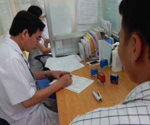 Cuộc chiến BS và BHYT: Lý lẽ thuộc kẻ mạnh?