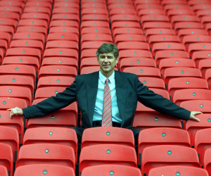 Cặp mắt xanh ngày ấy của Wenger đang dìm Arsenal vào kỷ nguyên "Ăn mày dĩ vãng"